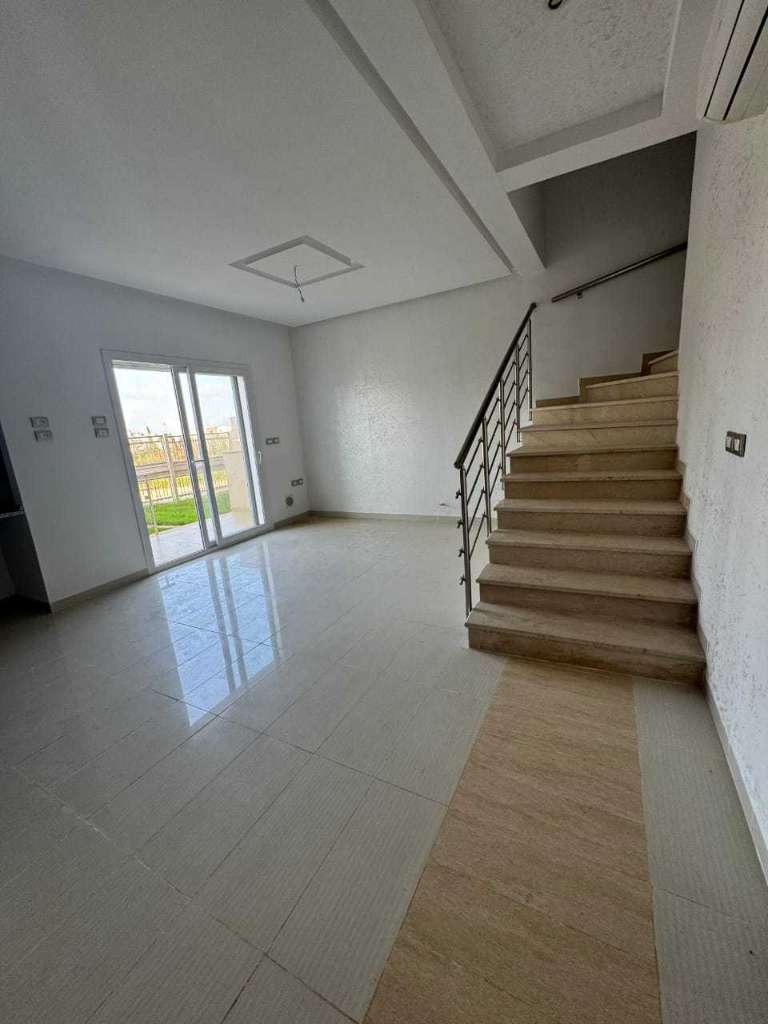 
عقار فاخر للبيع – تريبلاكس في شط مريم، سوسة
✨ موقع استثنائي على بعد 300 متر فقط من البحر 🌊