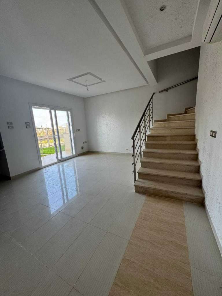 
عقار فاخر للبيع – تريبلاكس في شط مريم، سوسة
✨ موقع استثنائي على بعد 300 متر فقط من البحر 🌊