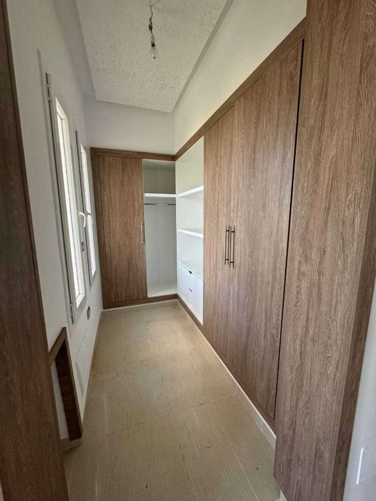 
عقار فاخر للبيع – تريبلاكس في شط مريم، سوسة
✨ موقع استثنائي على بعد 300 متر فقط من البحر 🌊