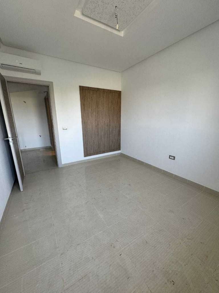 
عقار فاخر للبيع – تريبلاكس في شط مريم، سوسة
✨ موقع استثنائي على بعد 300 متر فقط من البحر 🌊