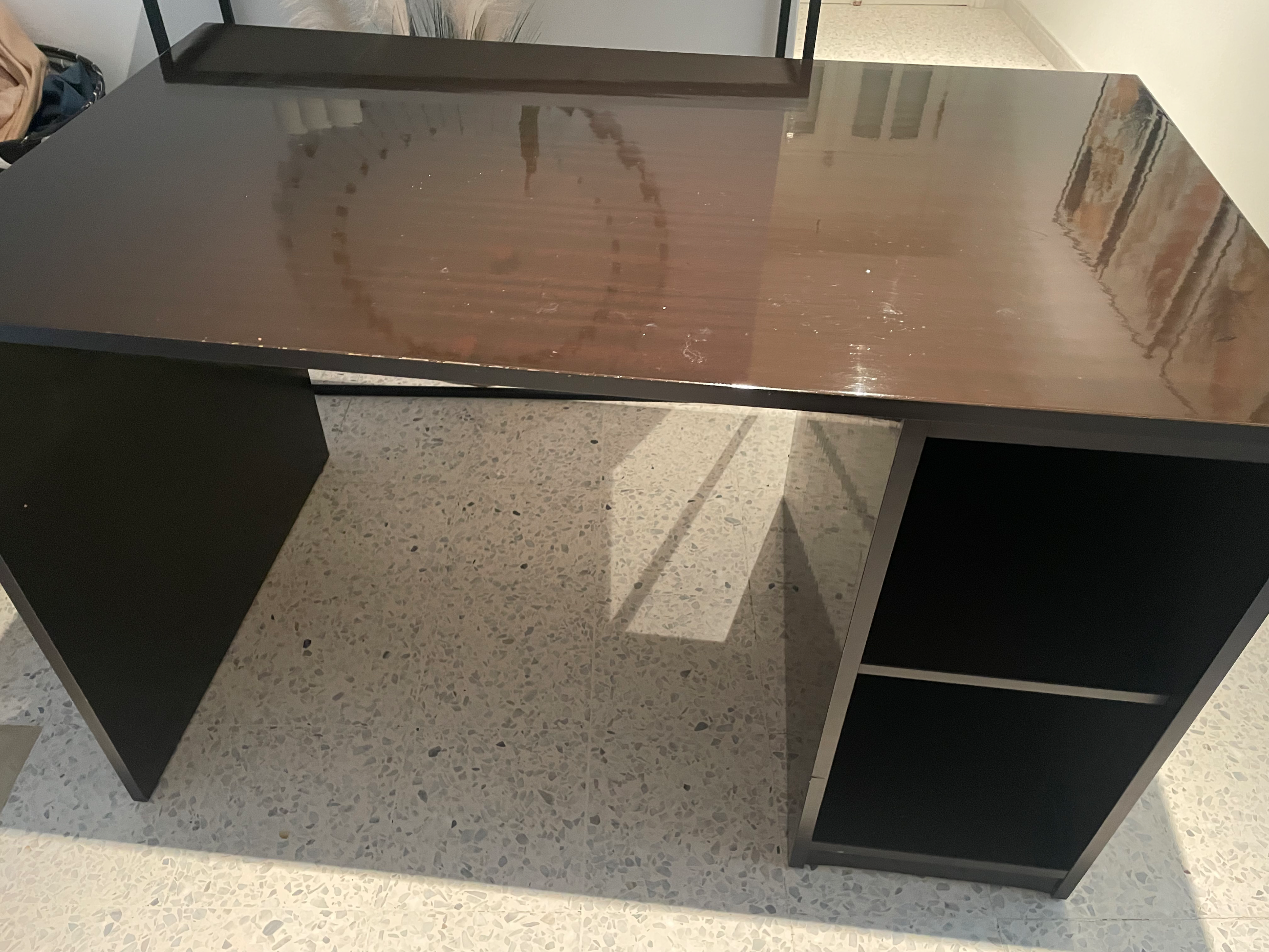 Bureau en bois couleur brun foncé, design simple et moderne 220 dt 