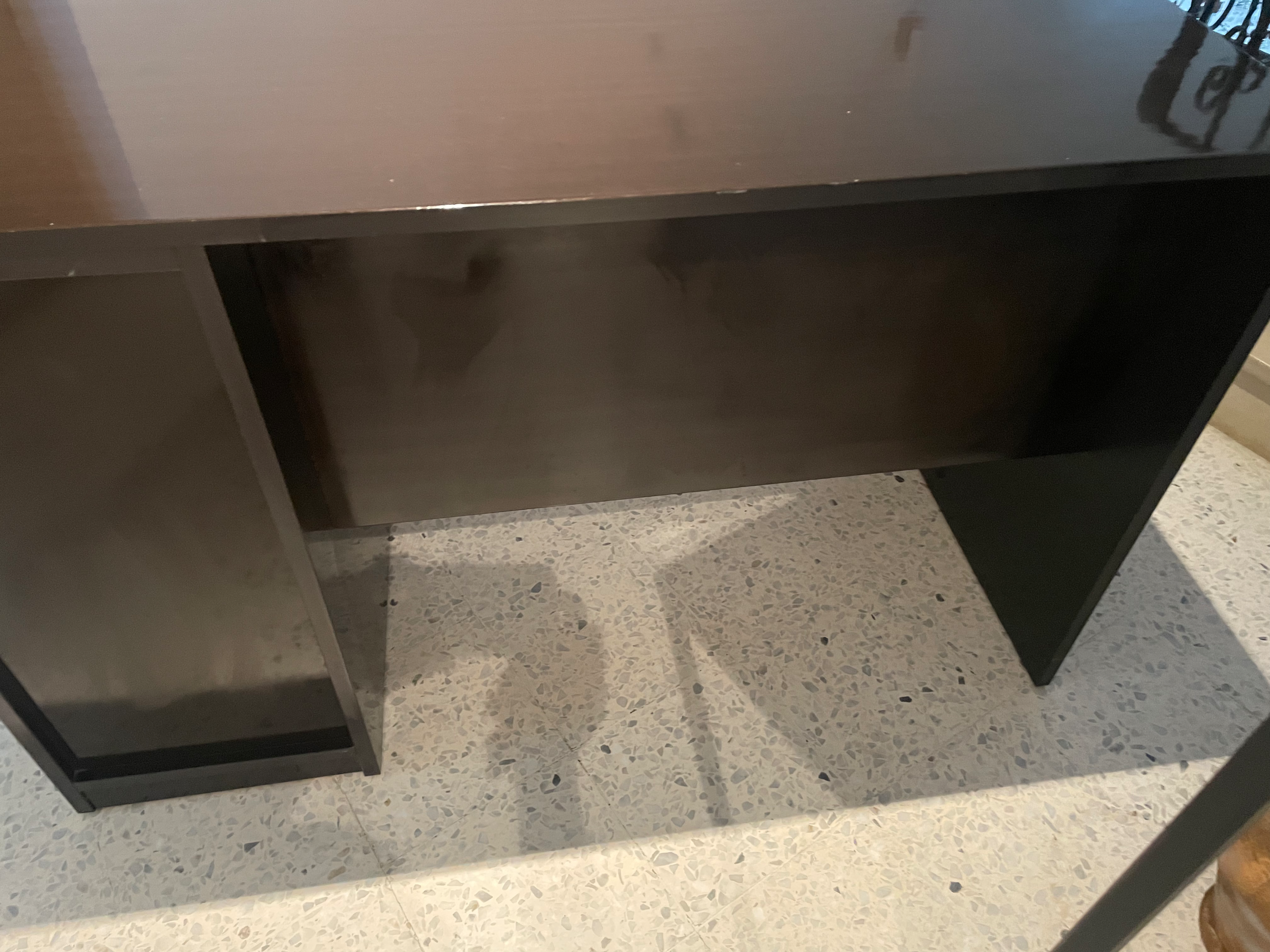 Bureau en bois couleur brun foncé, design simple et moderne 220 dt 