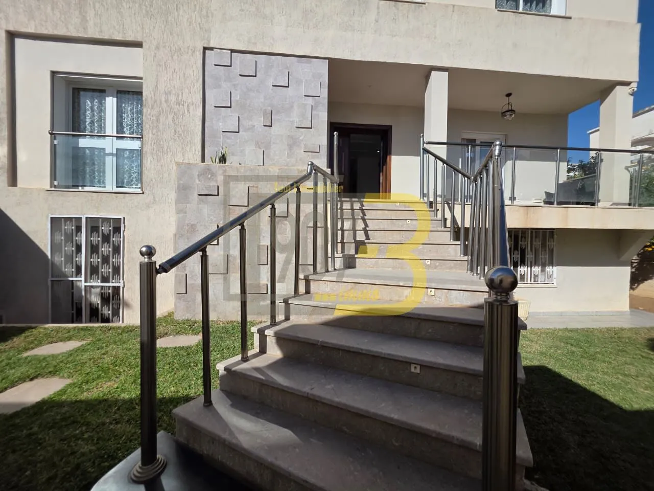  À Louer – Villa S+4 à Ennasr sur deux Niveaux 