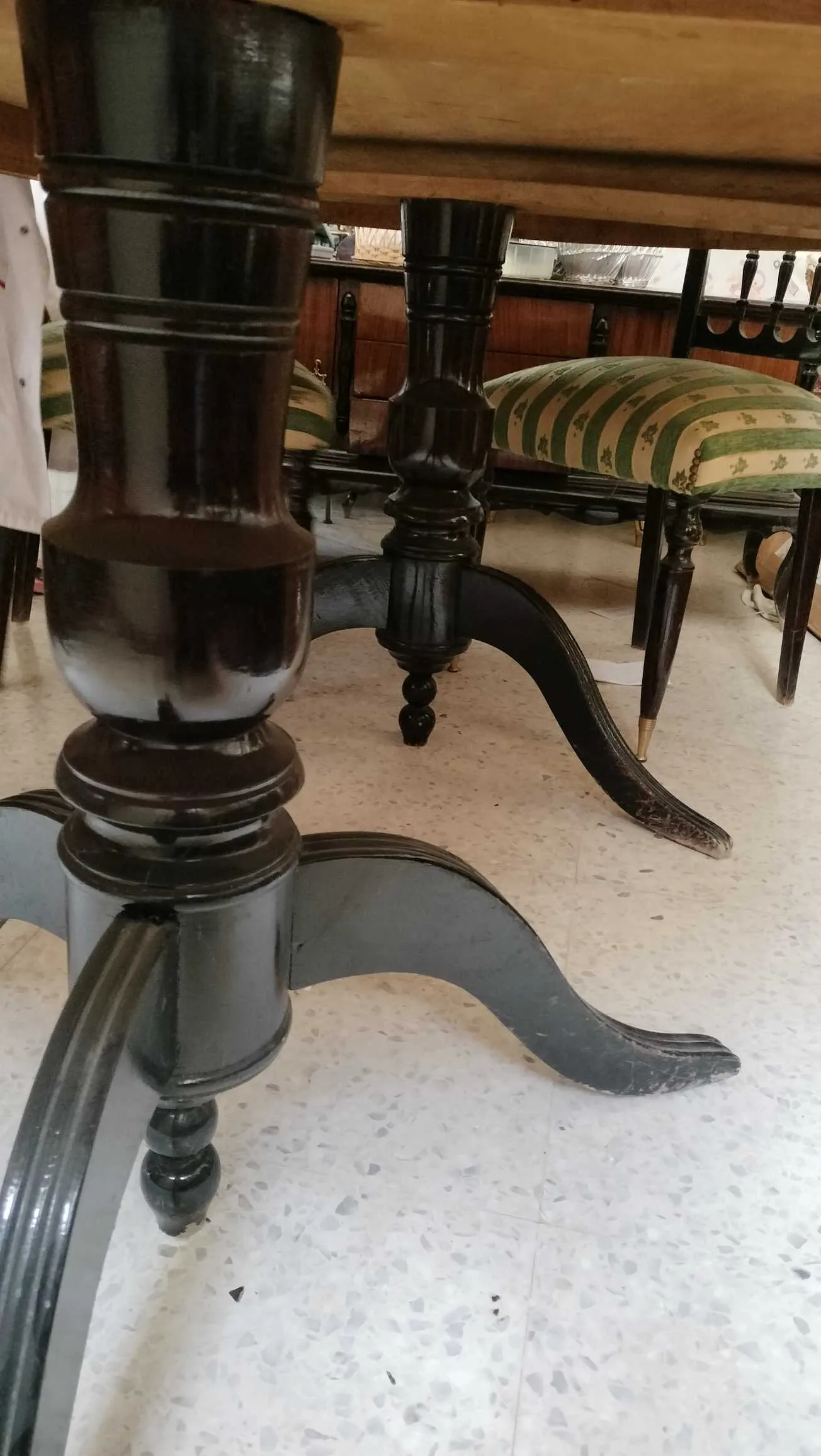 Magnifique salle à manger en bois – Table + 8 chaises – Style classique