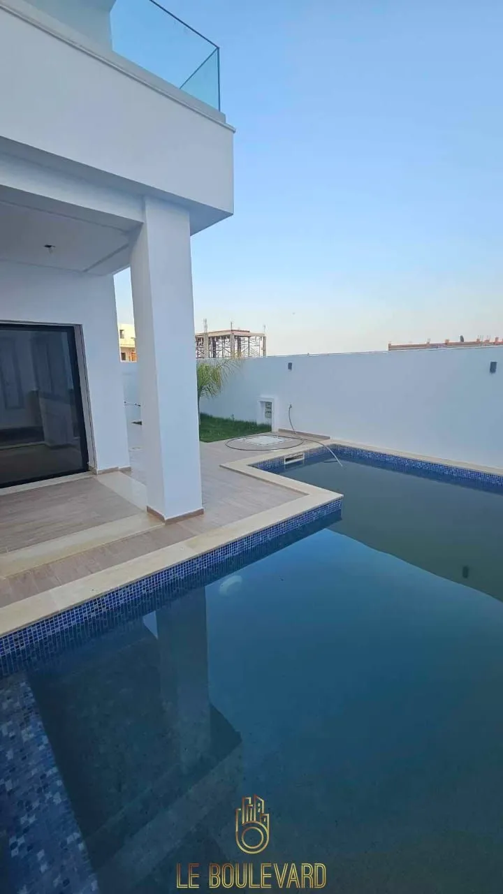 A Vendre Villa Triplex Haut Standing Avec Piscine à Hammamet Nord 