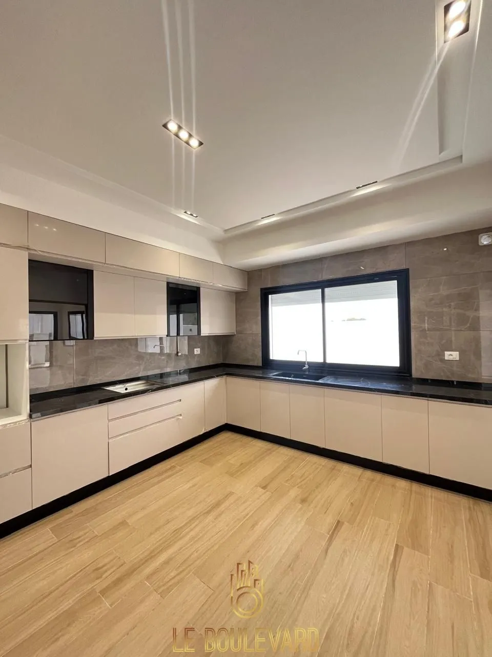 A Vendre Villa Triplex Haut Standing Avec Piscine à Hammamet Nord 