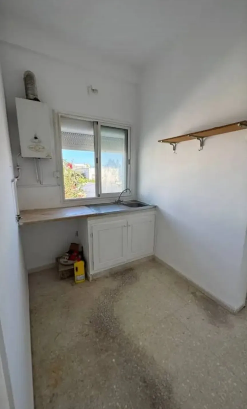 Location S1 vide à El Menzah 1