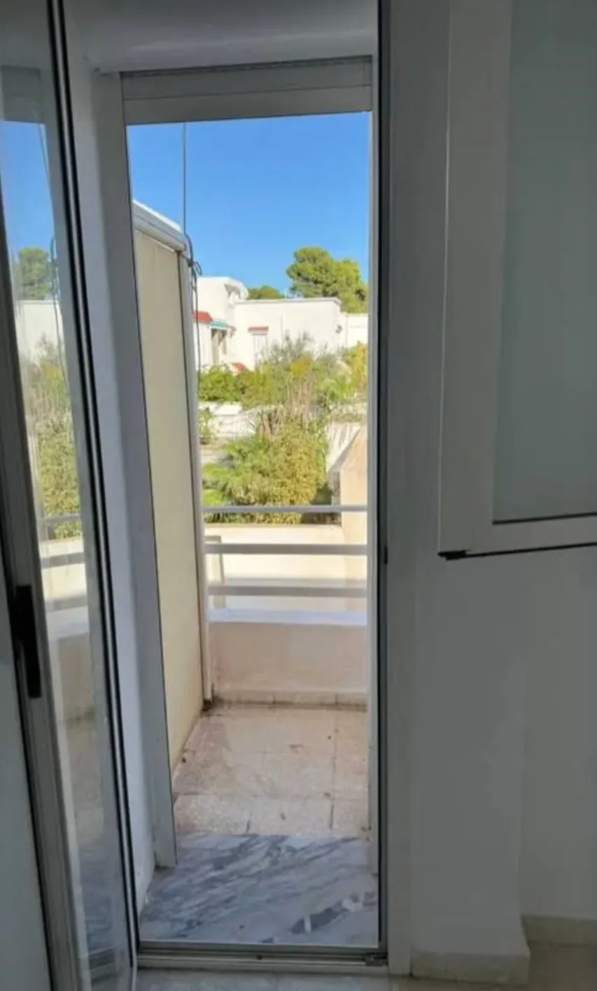 Location S1 vide à El Menzah 1