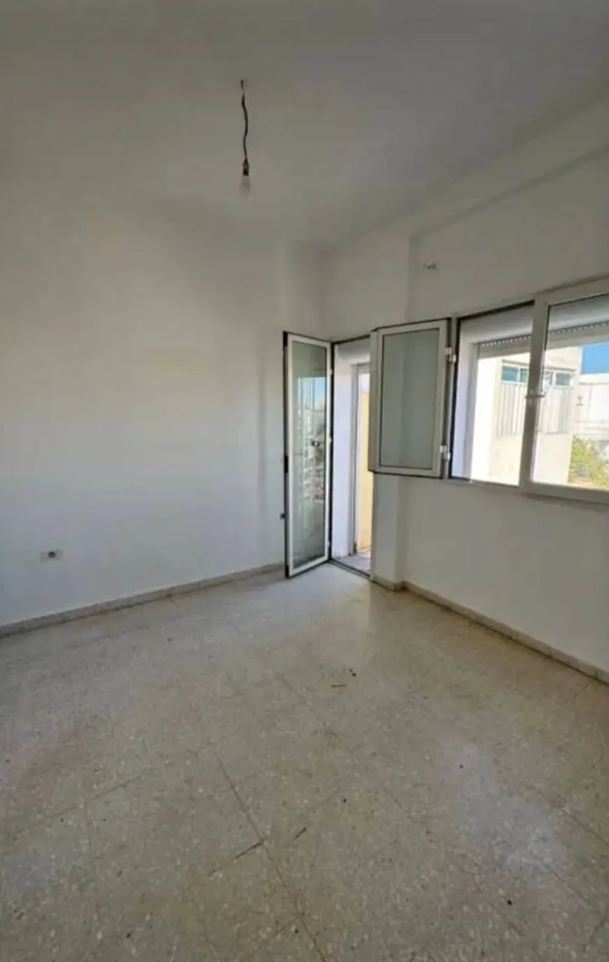 Location S1 vide à El Menzah 1