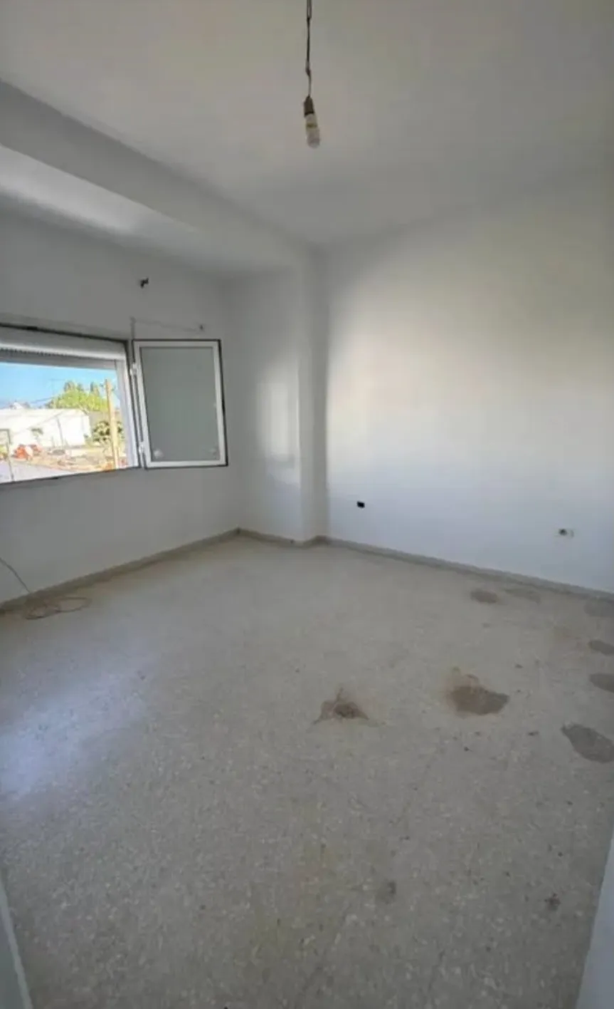 Location S1 vide à El Menzah 1