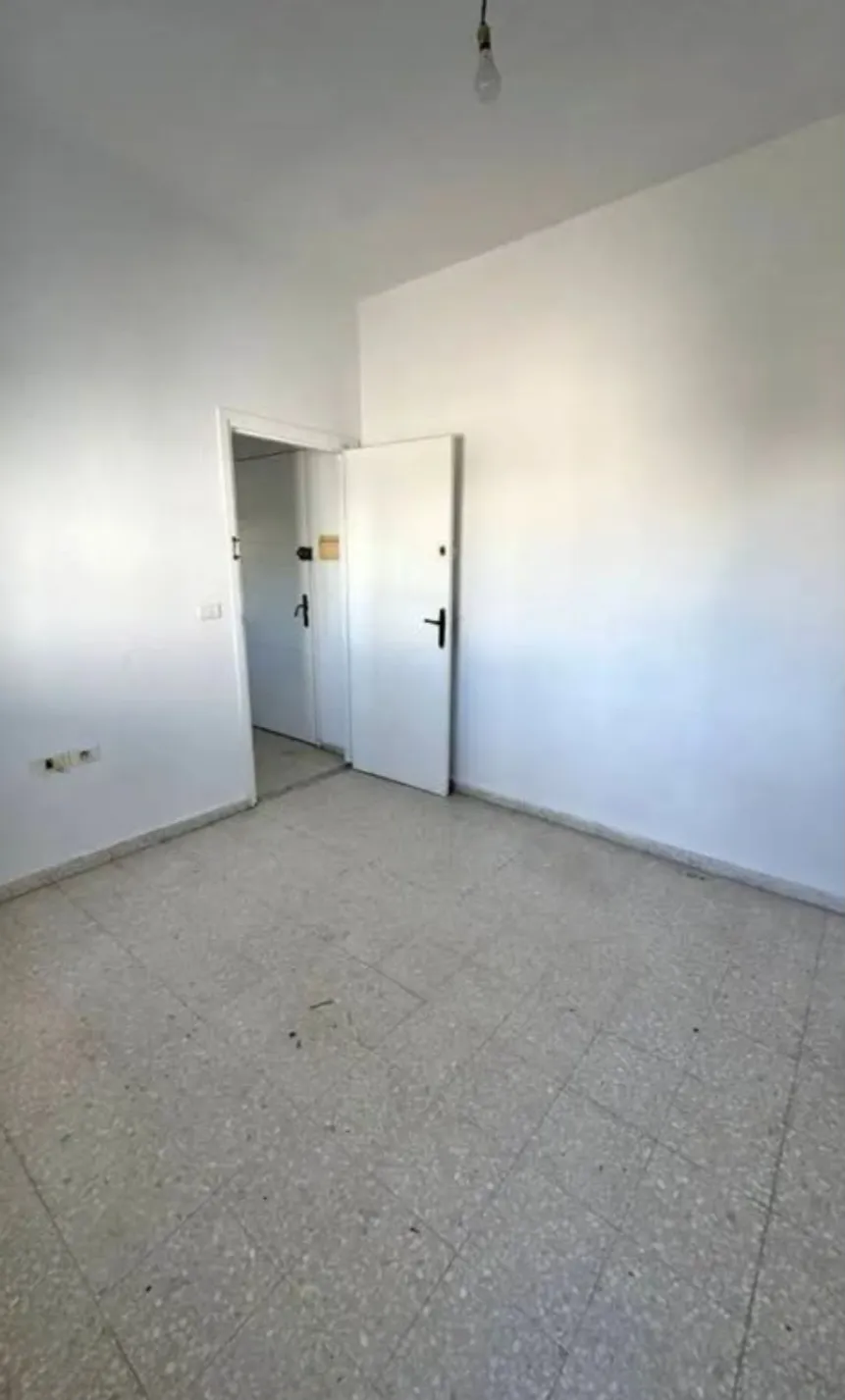 Location S1 vide à El Menzah 1