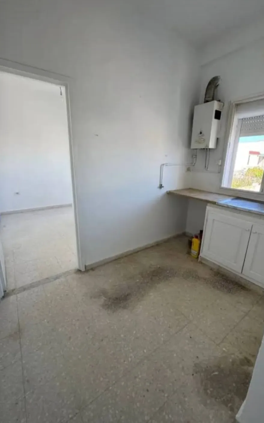 Location S1 vide à El Menzah 1