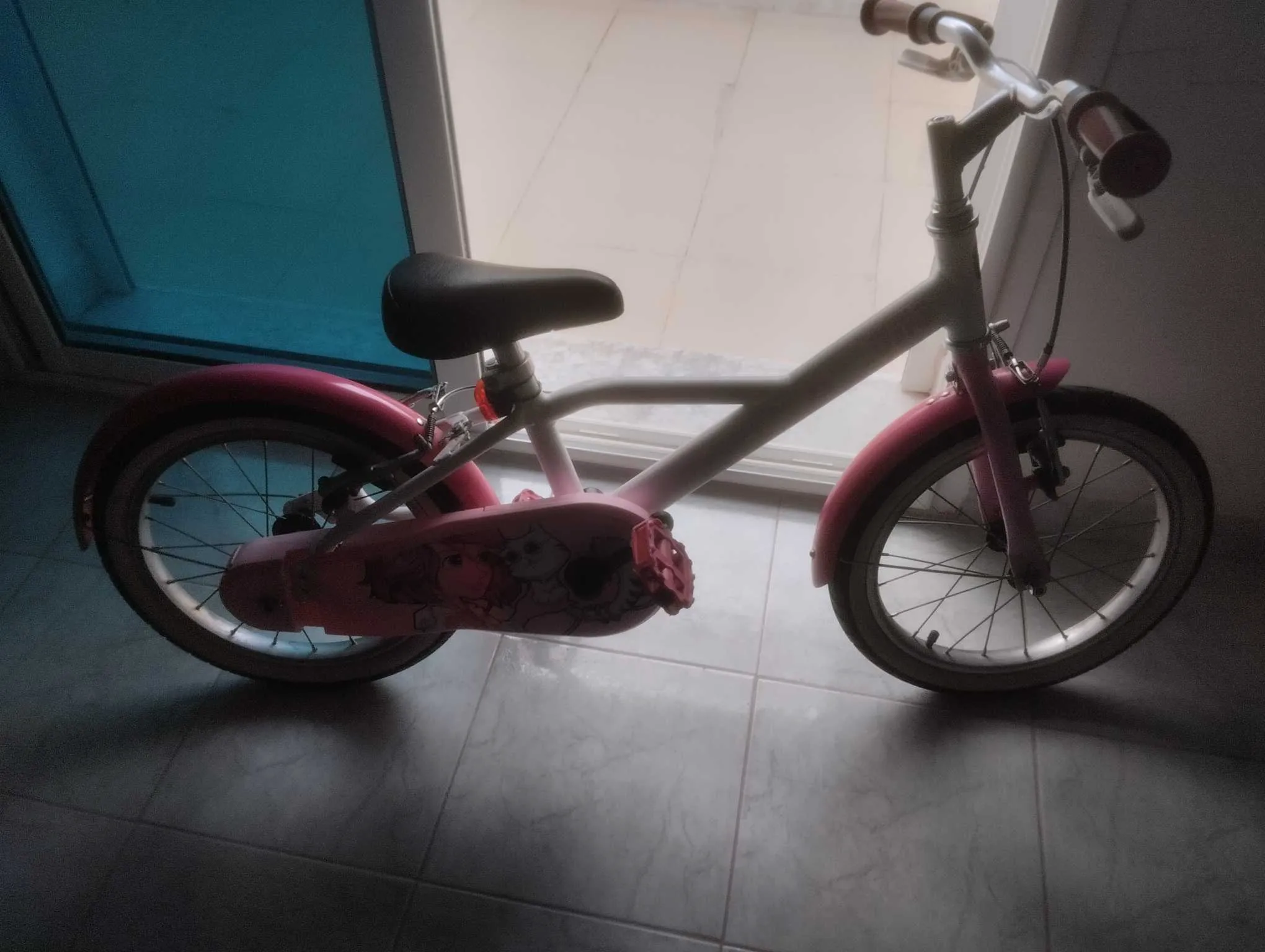 بسكليت طفلة صغيرة جديدة 