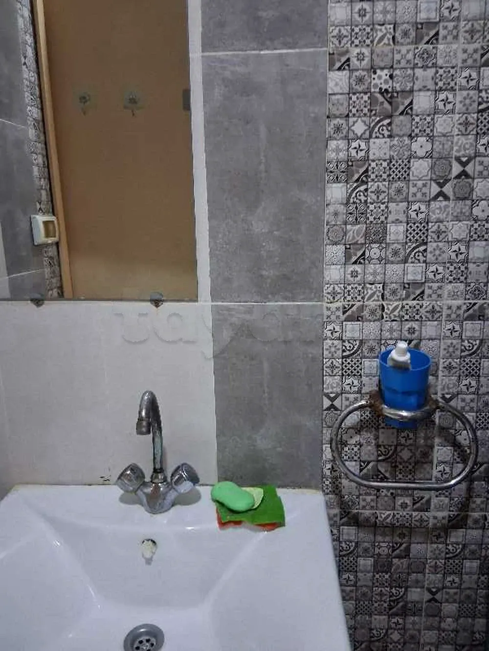 un appartement s+2 rénové richement meublé au rdc a louer a cité khadhra prés de mosquée rahma