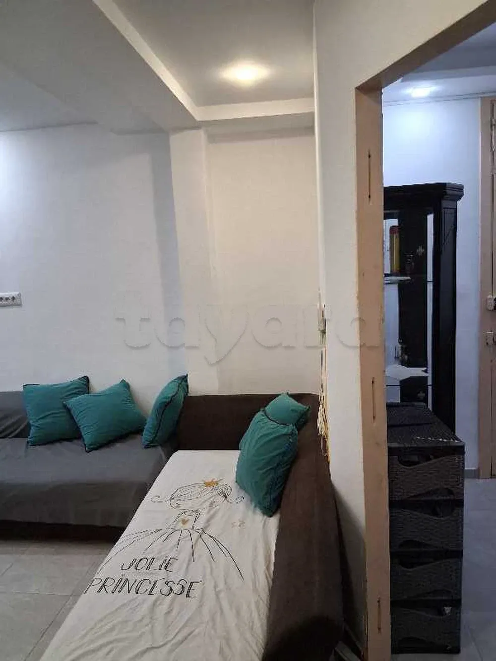 un appartement s+2 rénové richement meublé au rdc a louer a cité khadhra prés de mosquée rahma