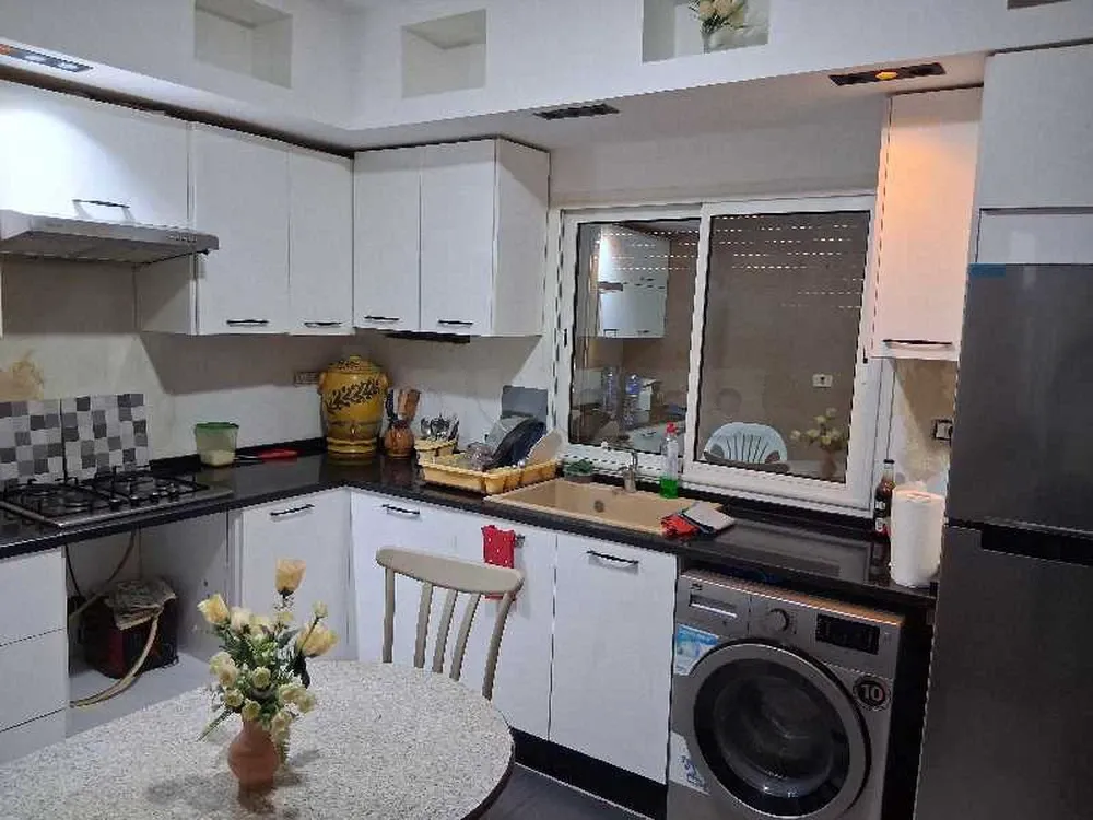 un appartement s+2 rénové richement meublé au rdc a louer a cité khadhra prés de mosquée rahma
