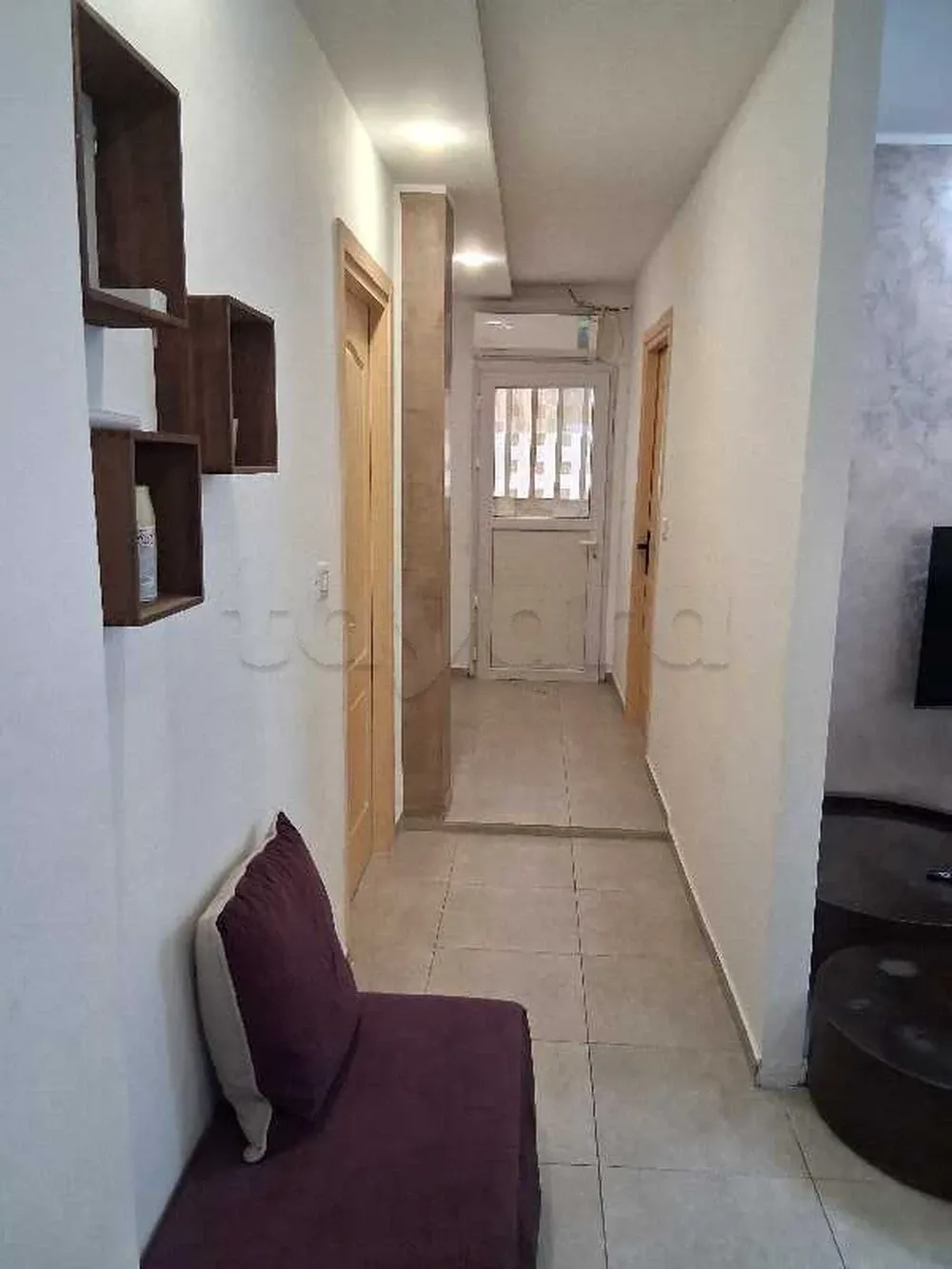 un appartement s+2 rénové richement meublé au rdc a louer a cité khadhra prés de mosquée rahma