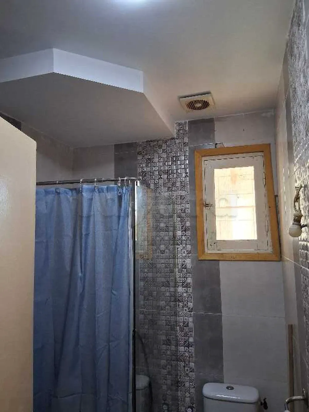 un appartement s+2 rénové richement meublé au rdc a louer a cité khadhra prés de mosquée rahma