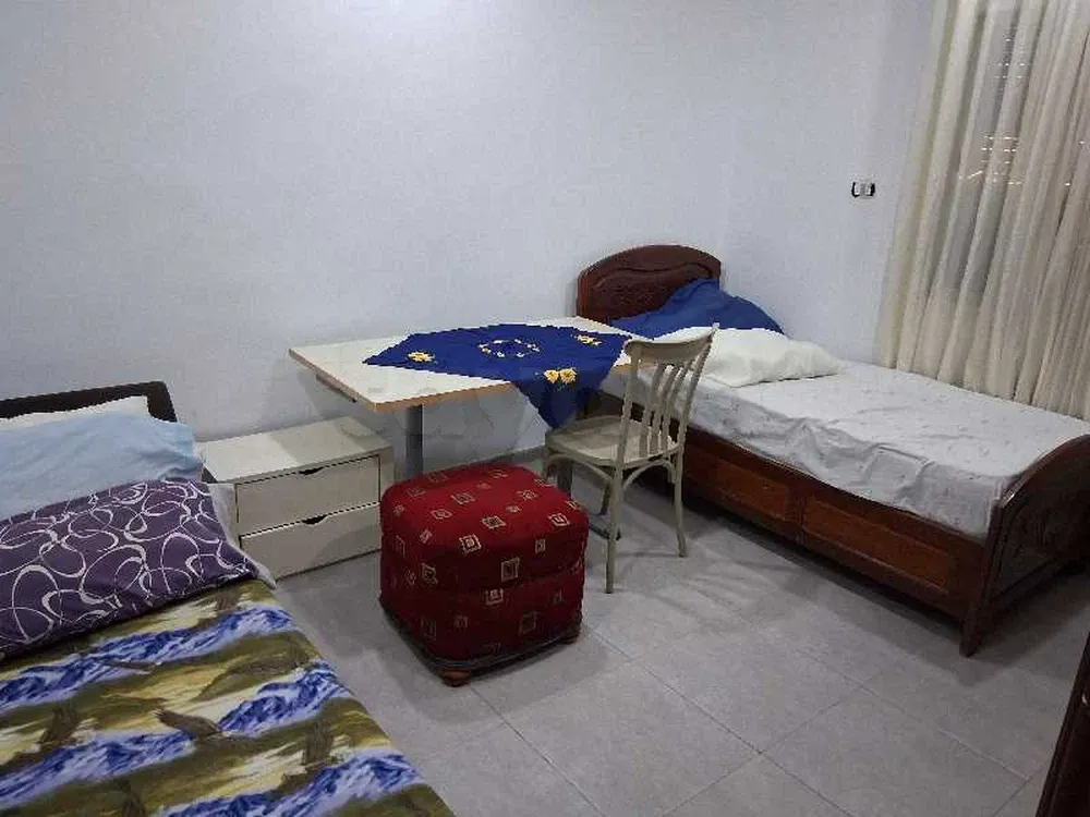 un appartement s+2 rénové richement meublé au rdc a louer a cité khadhra prés de mosquée rahma