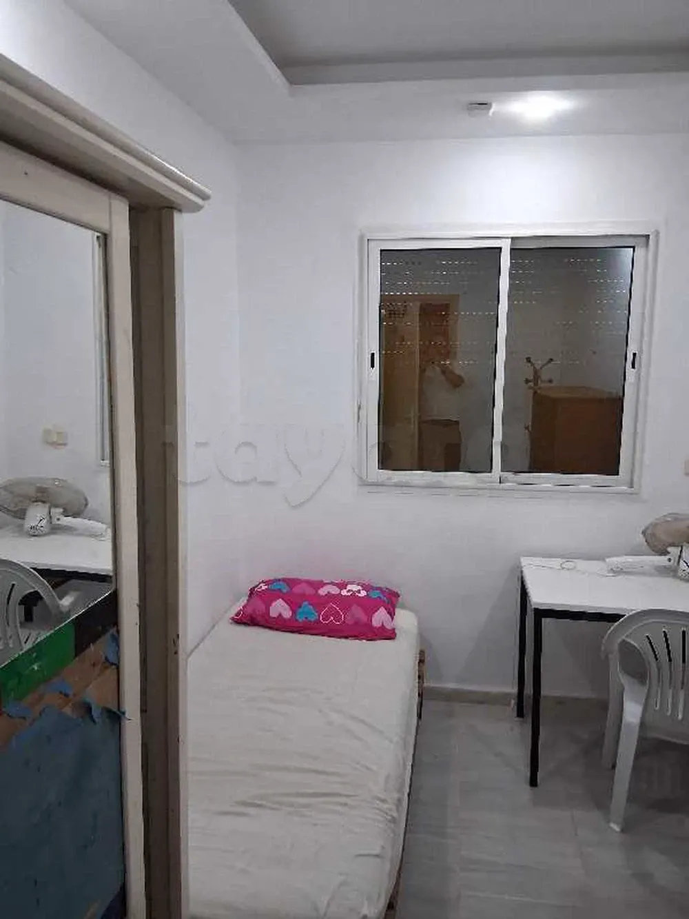 un appartement s+2 rénové richement meublé au rdc a louer a cité khadhra prés de mosquée rahma