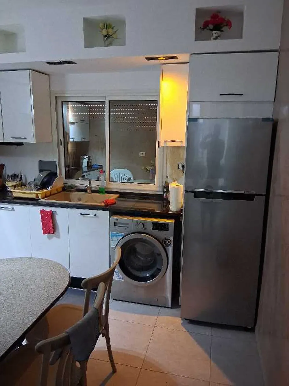 un appartement s+2 rénové richement meublé au rdc a louer a cité khadhra prés de mosquée rahma