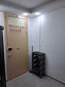 un appartement s+2 rénové richement meublé au rdc a louer a cité khadhra prés de mosquée rahma