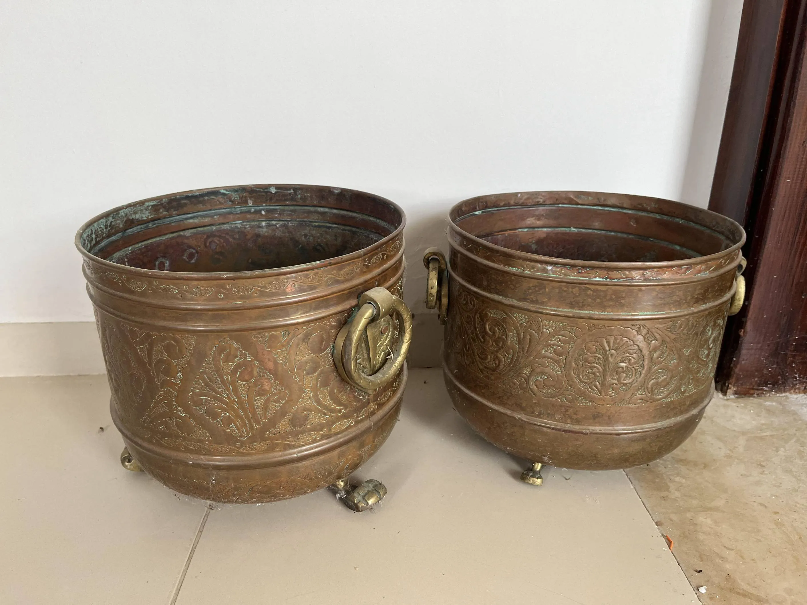 deux pots décoratifs en cuivre