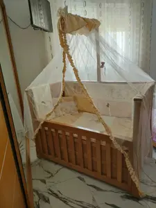 lit bébé avec matelas et accessoires comme photo