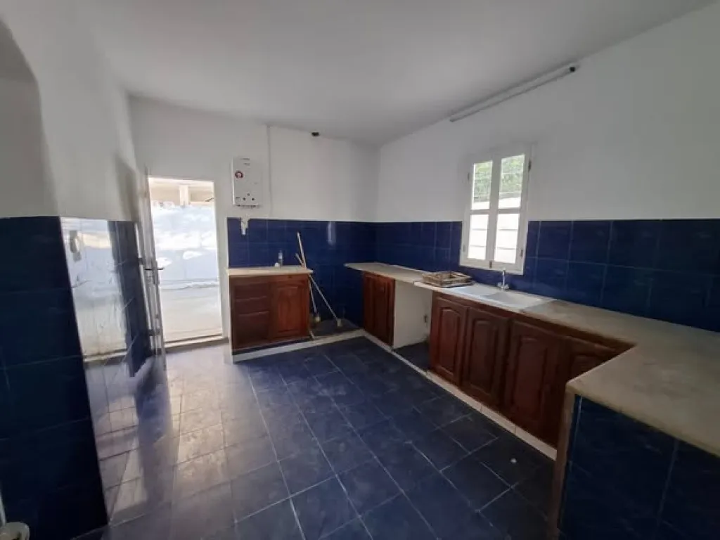À louer – Maison indépendante S+3 de 150 m² couverts ssituée à Hammam-Lif , idéale habitation ou société.