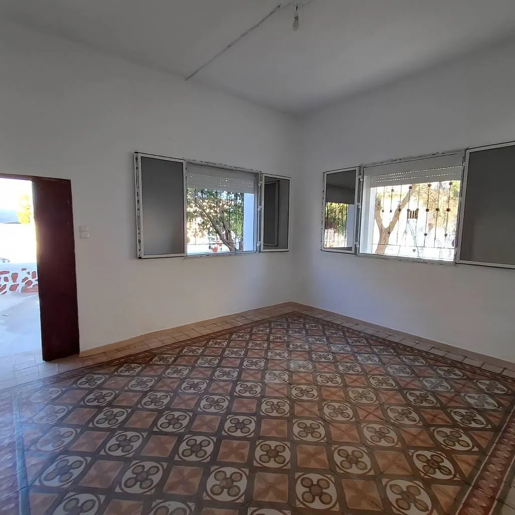 À louer – Maison indépendante S+3 de 150 m² couverts ssituée à Hammam-Lif , idéale habitation ou société.