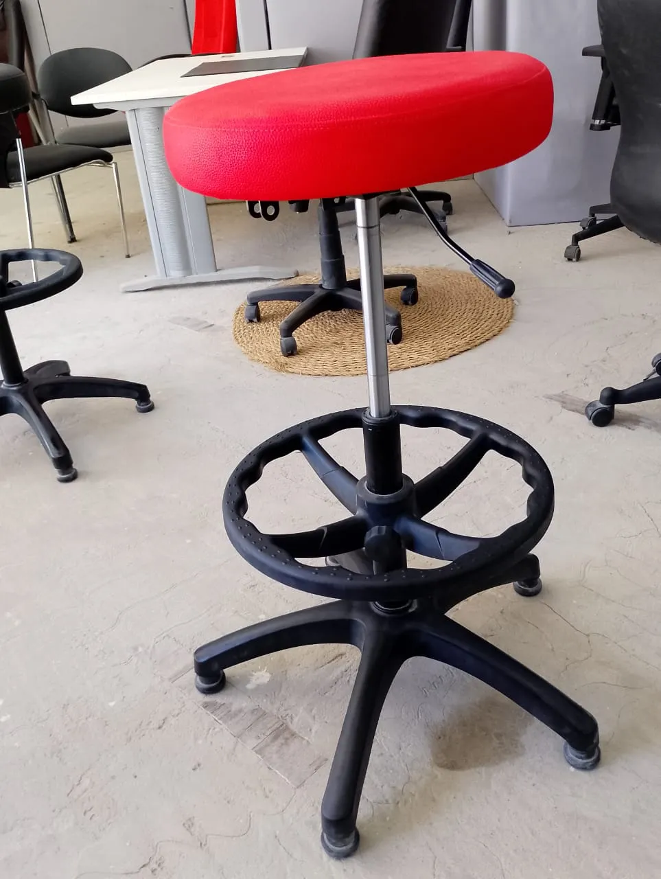 Tabouret assis debout