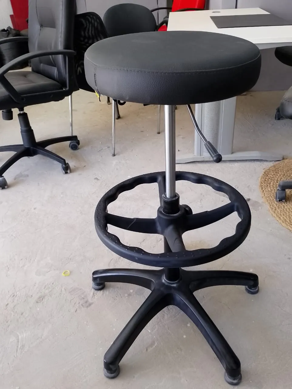 Tabouret assis debout
