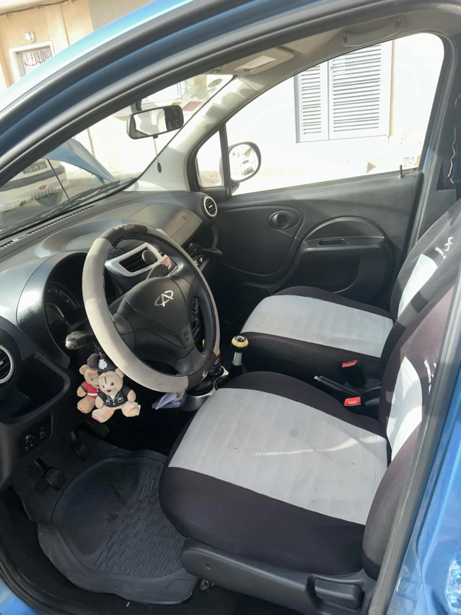 La voiture est entièrement d'origine.