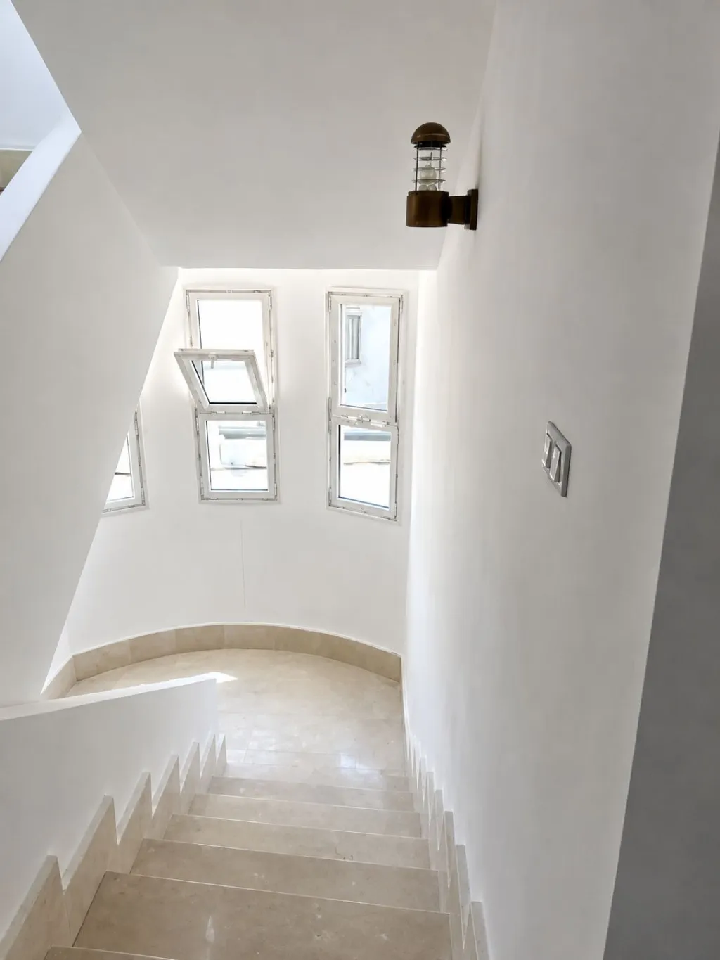 Maison R+2 avec 2 entrées – Mourouj 4
