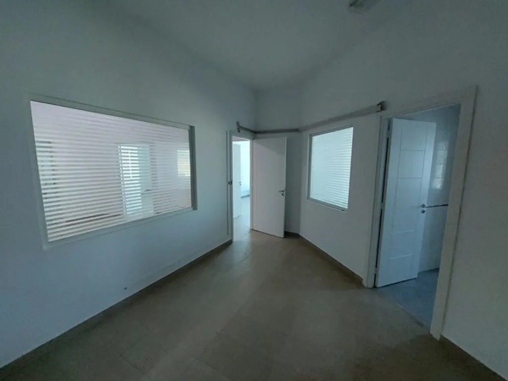 À louer – Bureau haut standing H+4 de 180 m² au 1er étage, situé à la Zone Industrielle Mghira