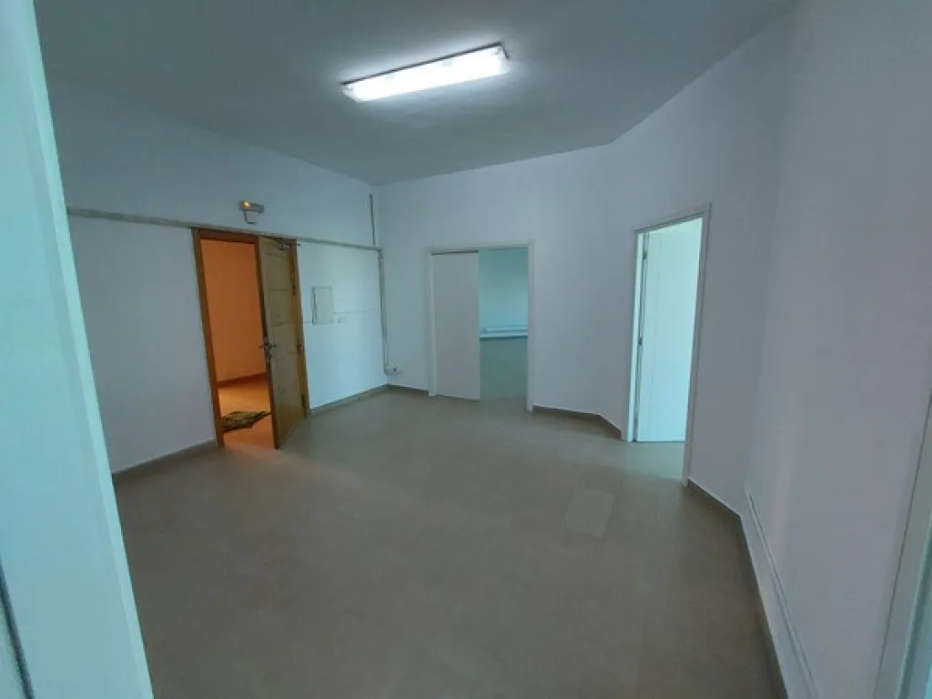 À louer – Bureau haut standing H+4 de 180 m² au 1er étage, situé à la Zone Industrielle Mghira