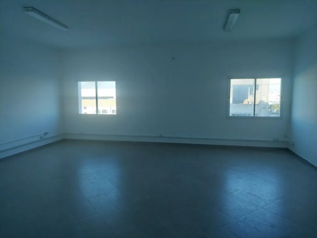 À louer – Bureau haut standing H+4 de 180 m² au 1er étage, situé à la Zone Industrielle Mghira