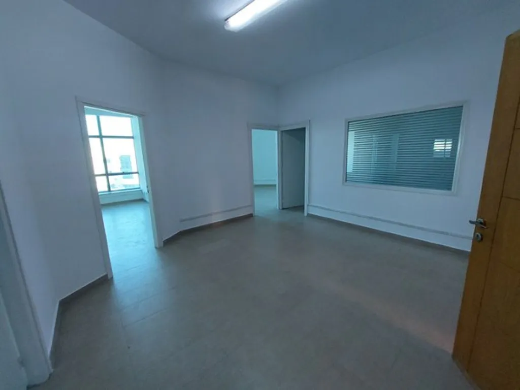 À louer – Bureau haut standing H+4 de 180 m² au 1er étage, situé à la Zone Industrielle Mghira