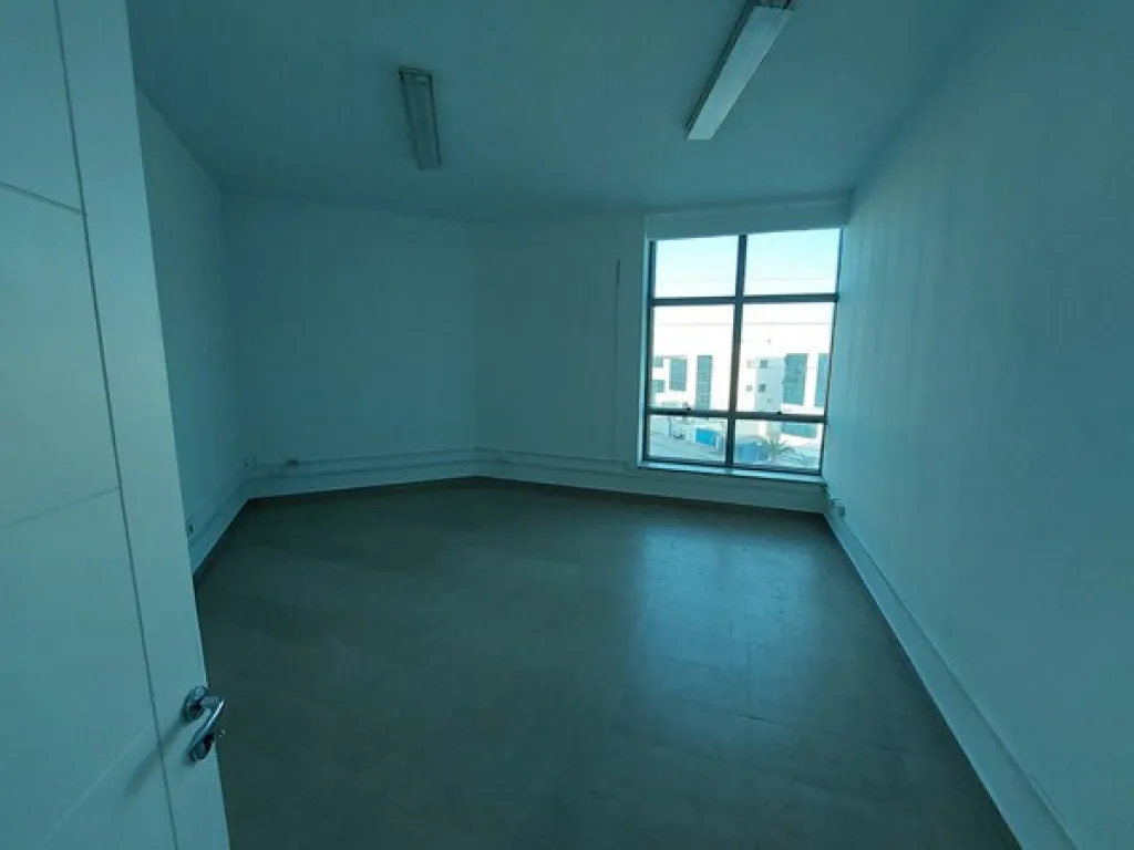 À louer – Bureau haut standing H+4 de 180 m² au 1er étage, situé à la Zone Industrielle Mghira