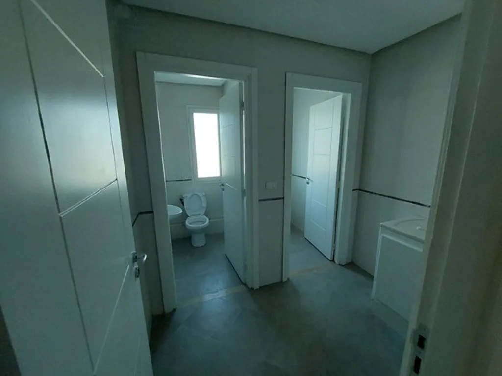 À louer – Bureau haut standing H+4 de 180 m² au 1er étage, situé à la Zone Industrielle Mghira