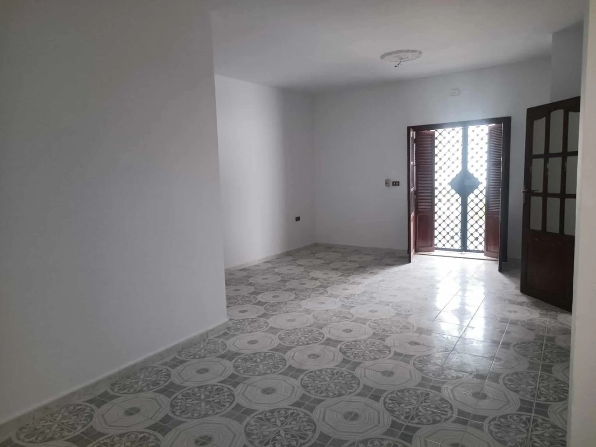un étage d'une villa s+4 au 1er étage a louer situé a Bardo sur route x
