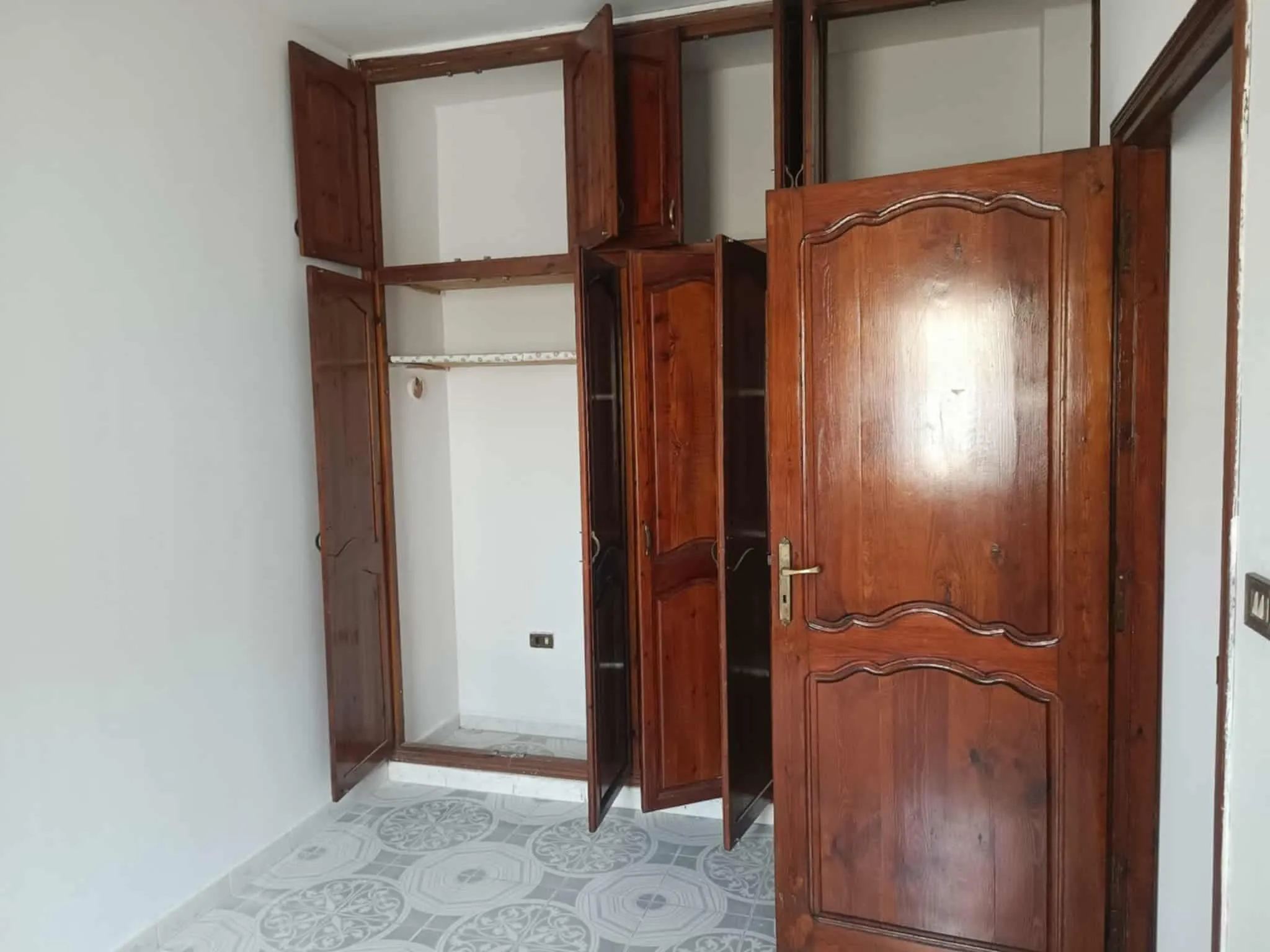 un étage d'une villa s+4 au 1er étage a louer situé a Bardo sur route x