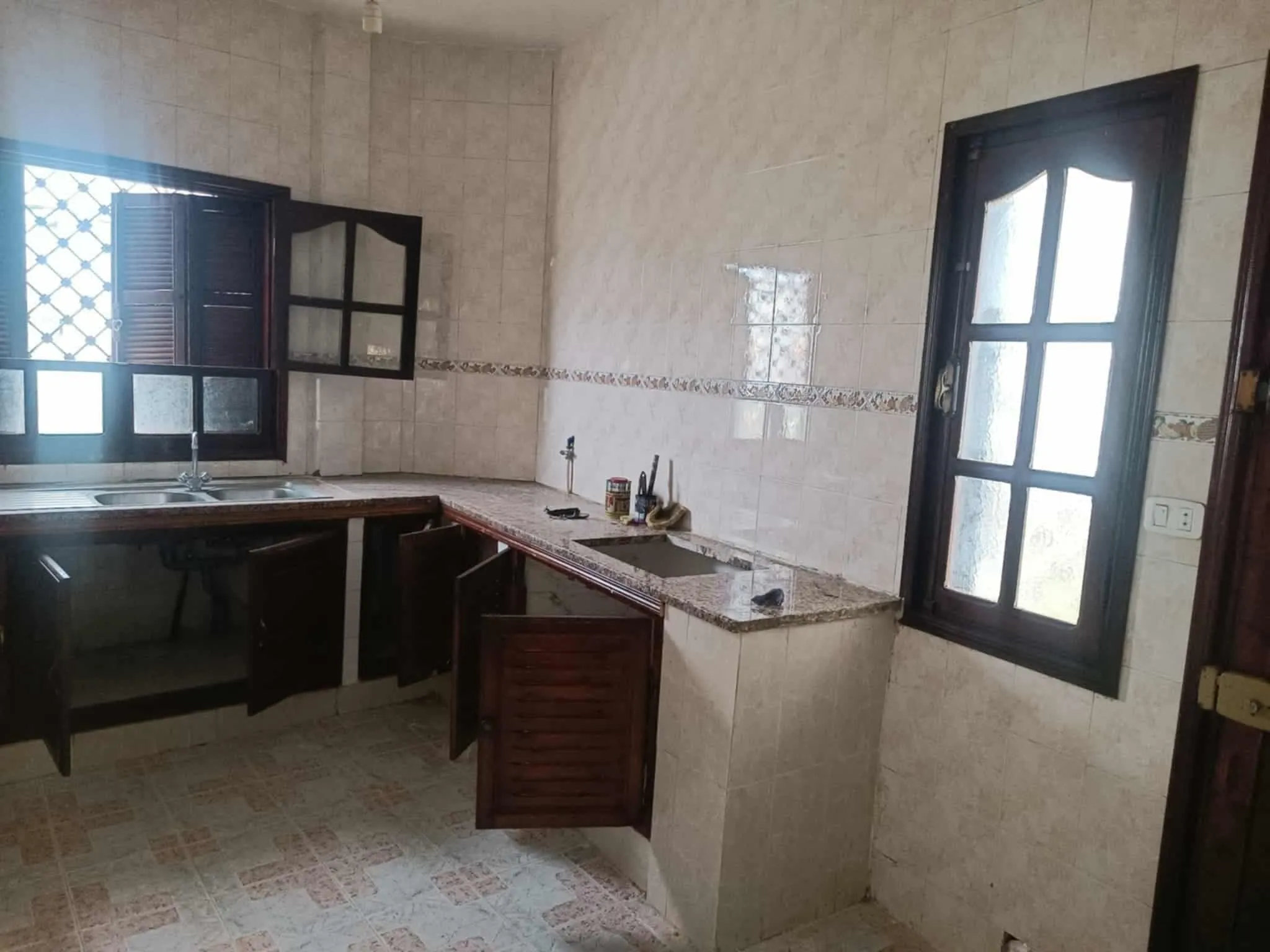 un étage d'une villa s+4 au 1er étage a louer situé a Bardo sur route x