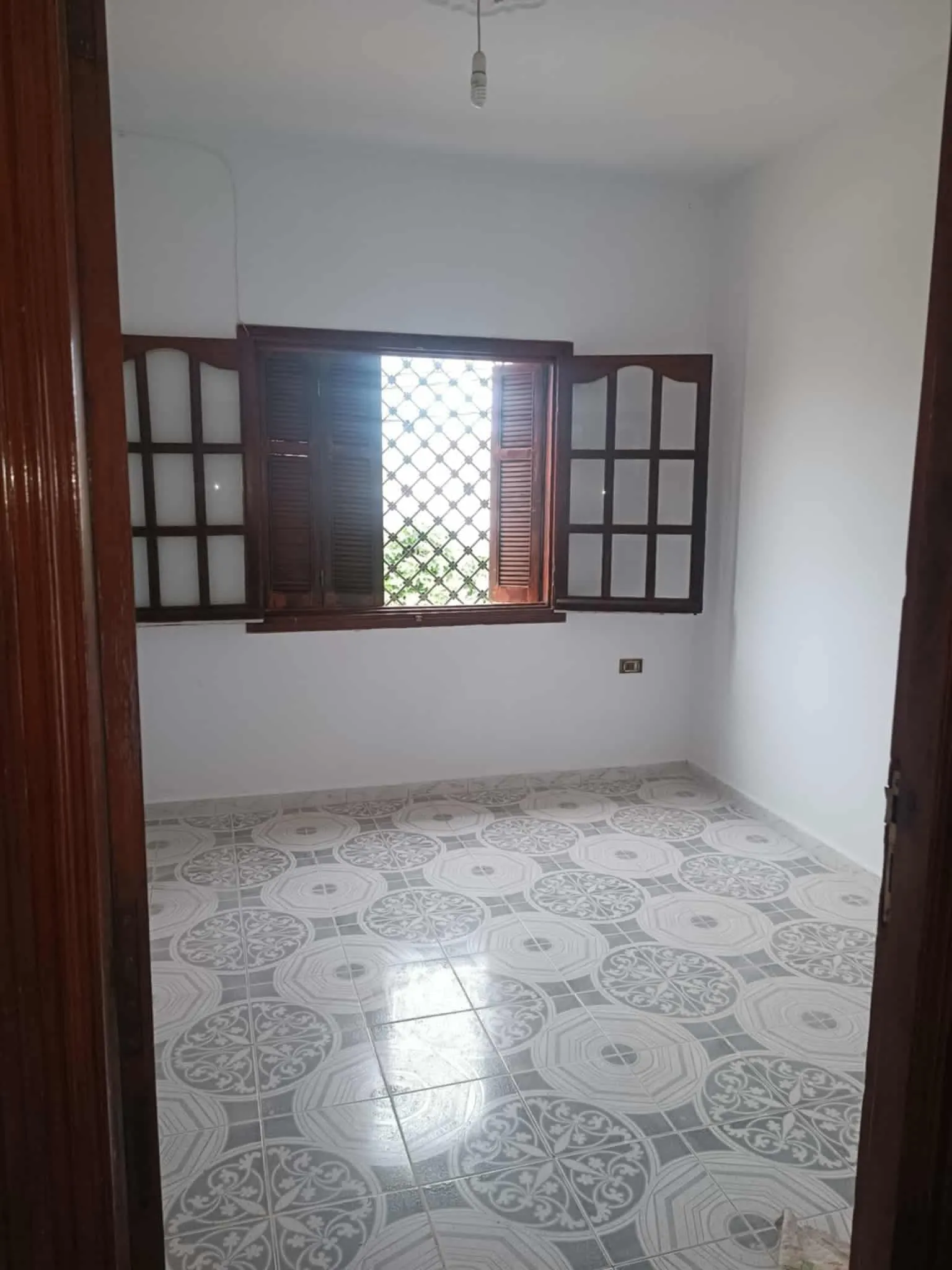 un étage d'une villa s+4 au 1er étage a louer situé a Bardo sur route x