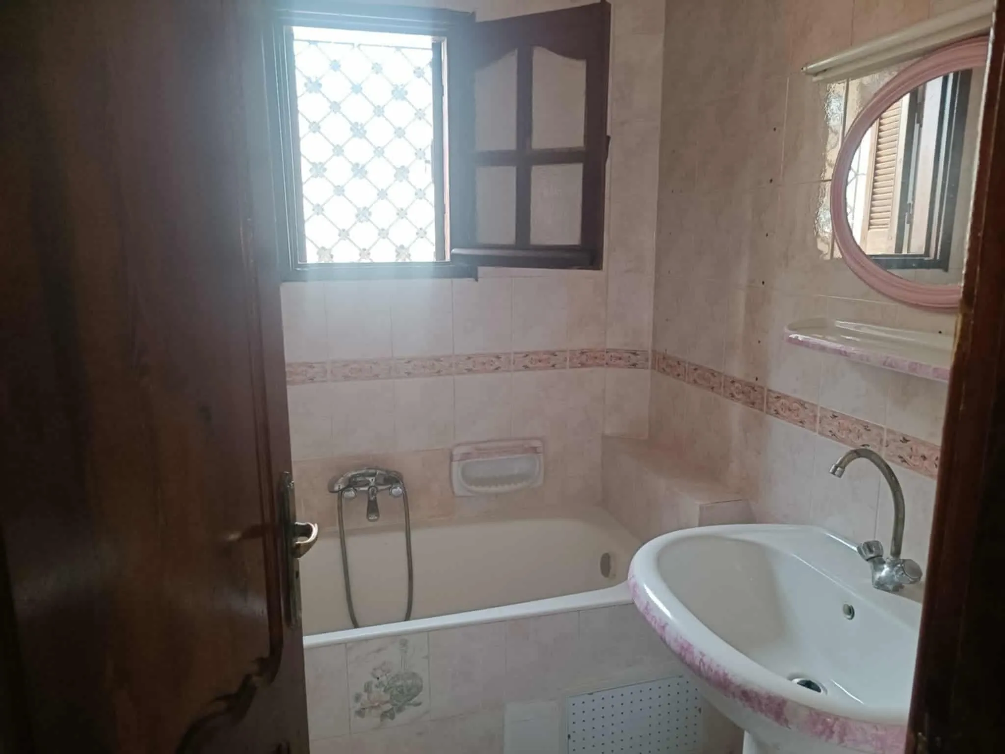 un étage d'une villa s+4 au 1er étage a louer situé a Bardo sur route x