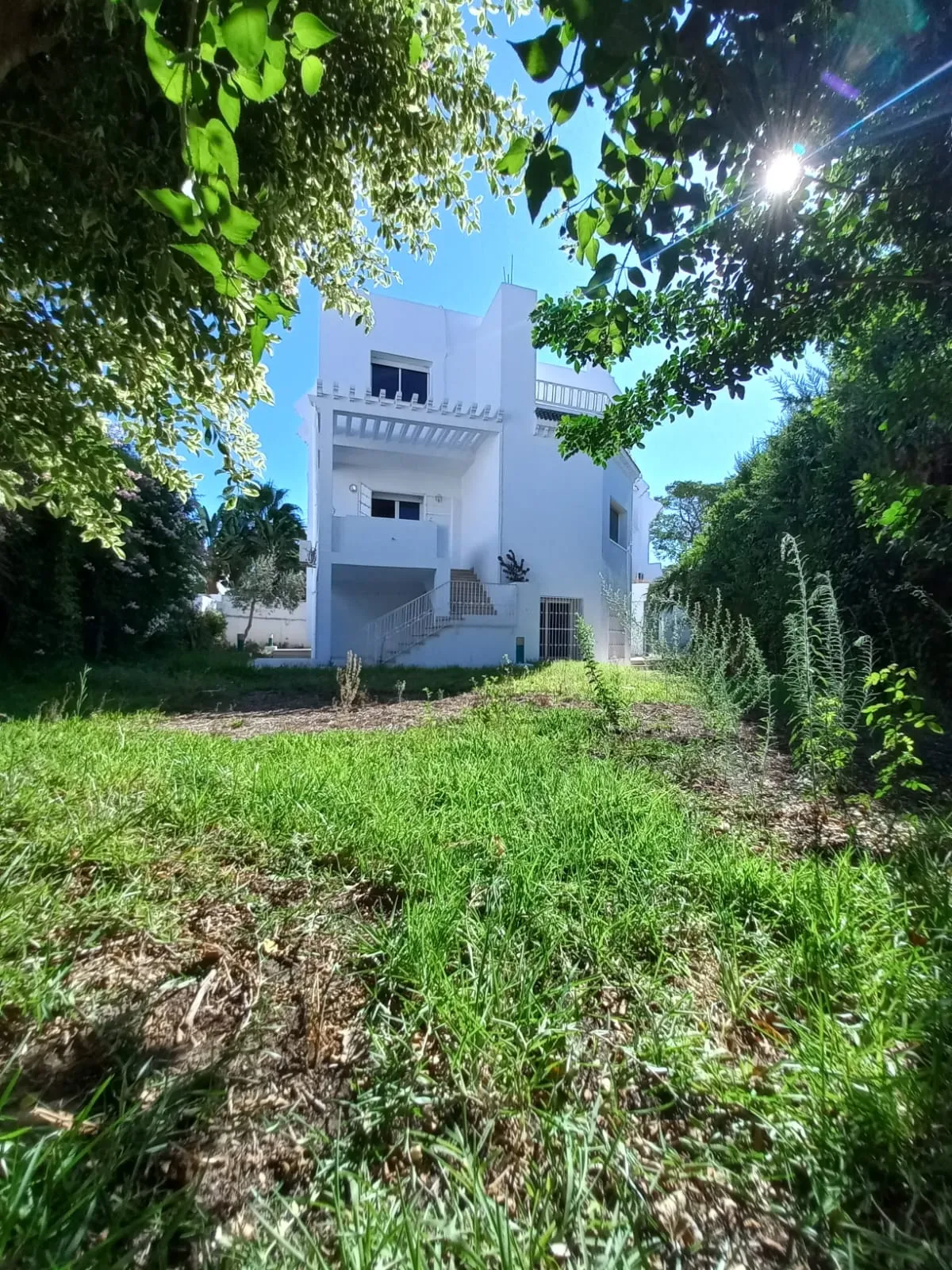 À louer. Villa moderne sur 3 niveaux avec jardin (Bureaux ou Habitation). El Menzah 9A. Tunis