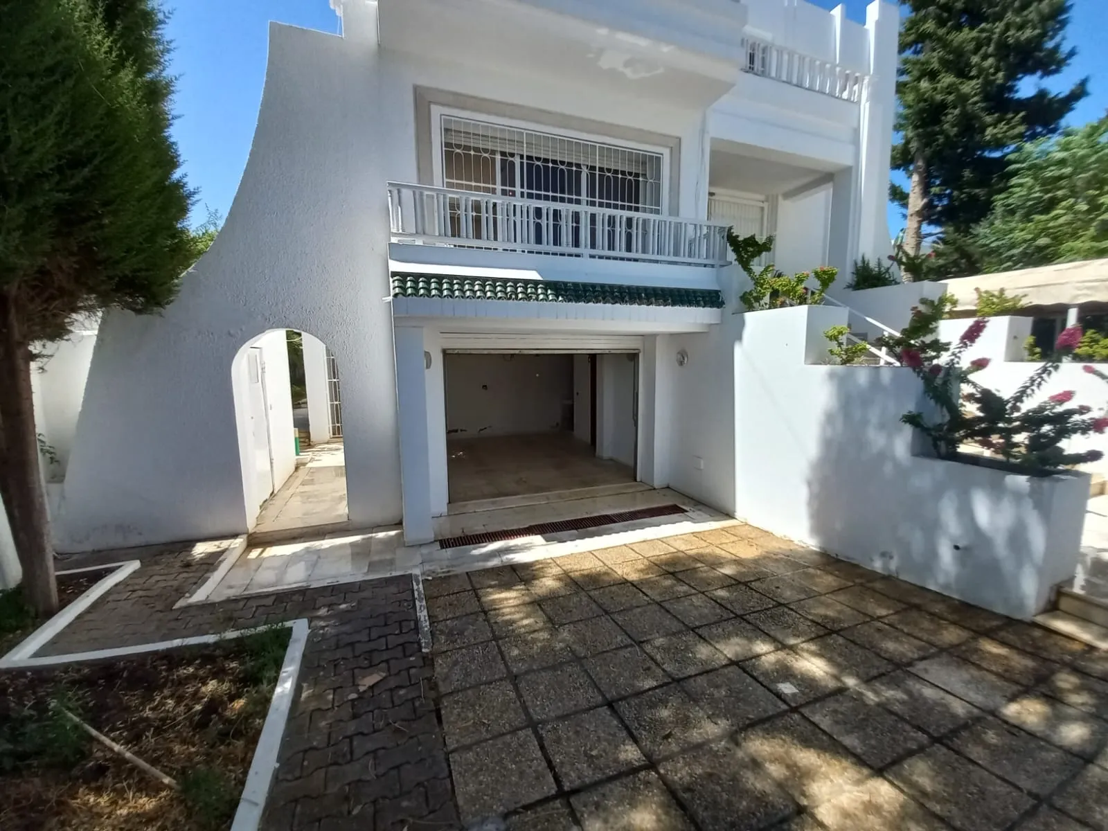À louer. Villa moderne sur 3 niveaux avec jardin (Bureaux ou Habitation). El Menzah 9A. Tunis