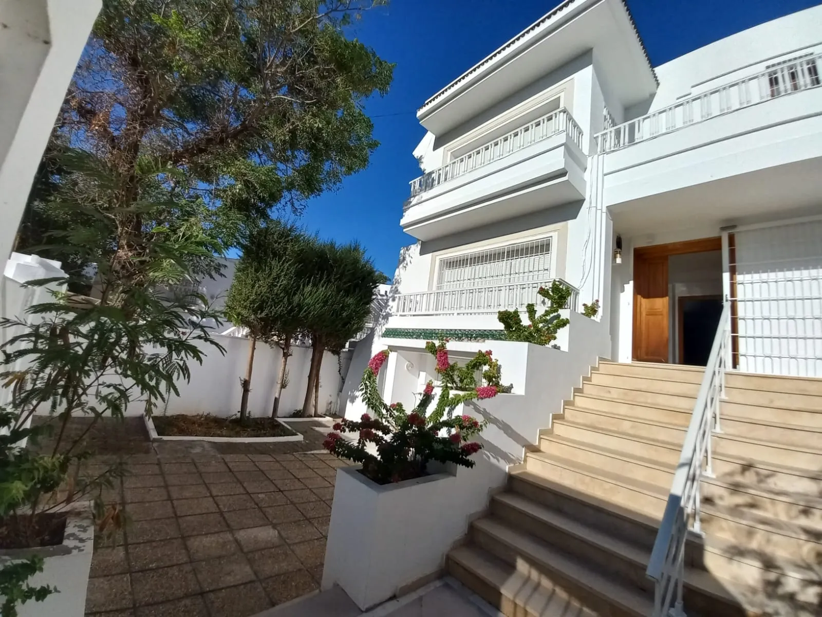 À louer. Villa moderne sur 3 niveaux avec jardin (Bureaux ou Habitation). El Menzah 9A. Tunis
