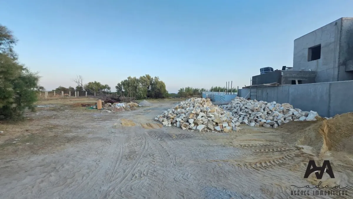 Terrain 826 m² à Jinene Beni Khiar