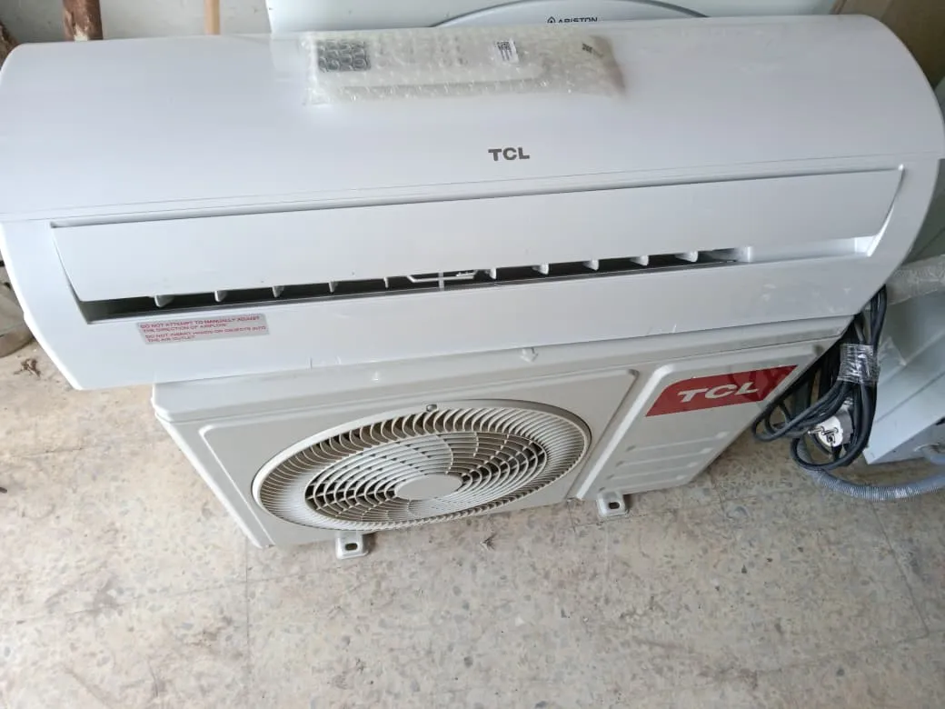 Climatiseur TCL 12000 BTU ; neuf avec support ; livré ; Installé et Garantie 2 ans ( Utilisé 2 semaine ) 